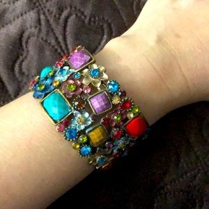 Absolutely beautiful bracelet.